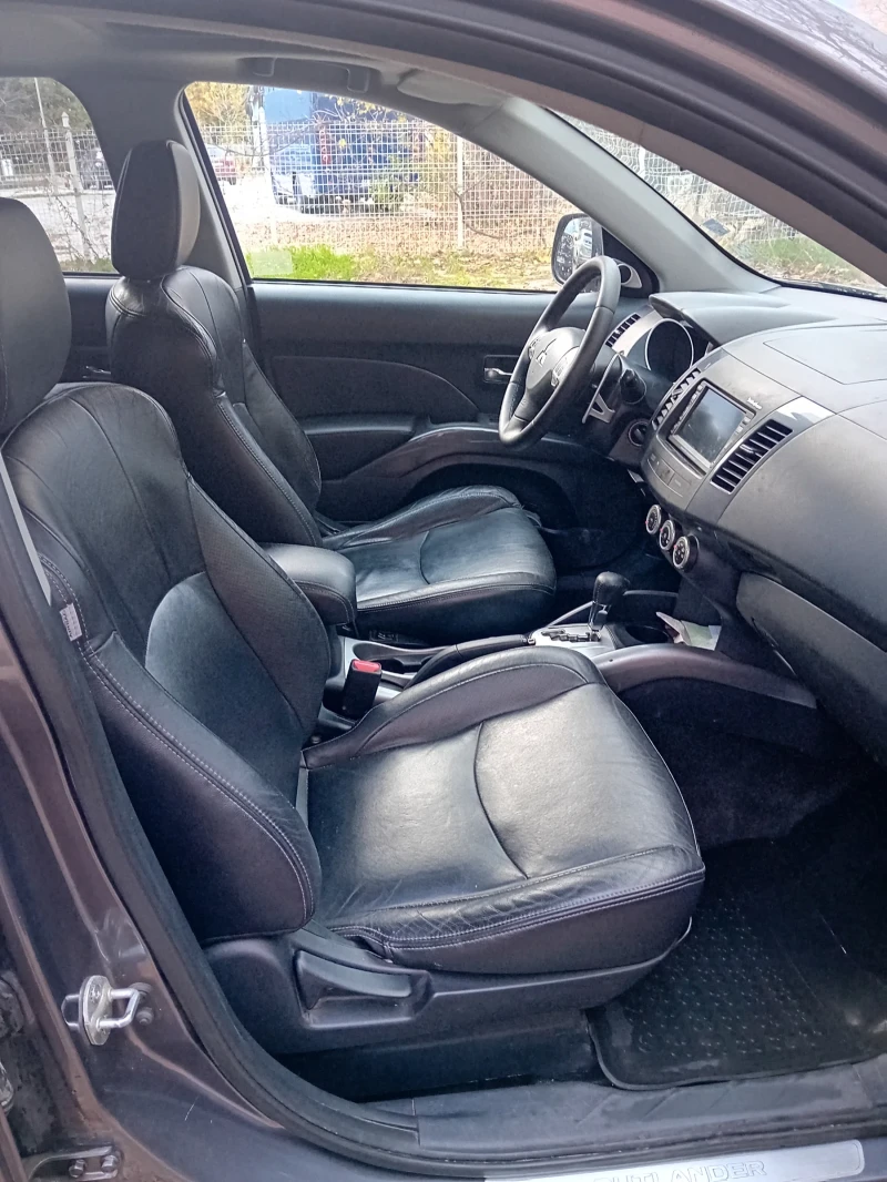 Mitsubishi Outlander 2.4ГАЗ, снимка 11 - Автомобили и джипове - 52500324