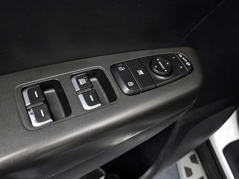 Kia Sportage 2.0 CRDi 4WD, снимка 11 - Автомобили и джипове - 54276697