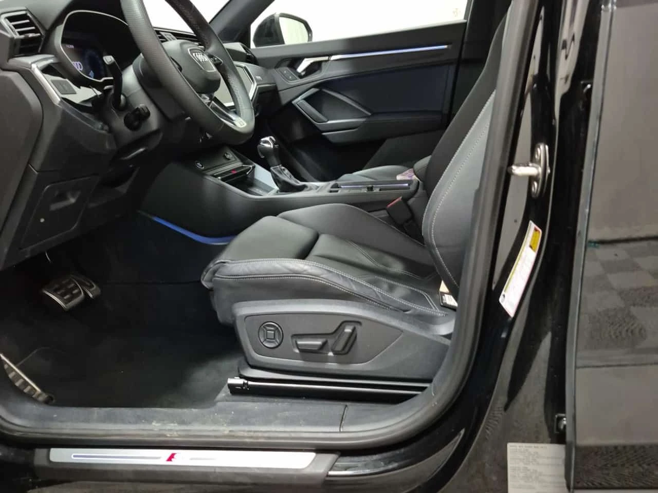 Audi Q3  Progressiv /CAMERA/ПОДГРЕВИ, снимка 2 - Автомобили и джипове - 54906352