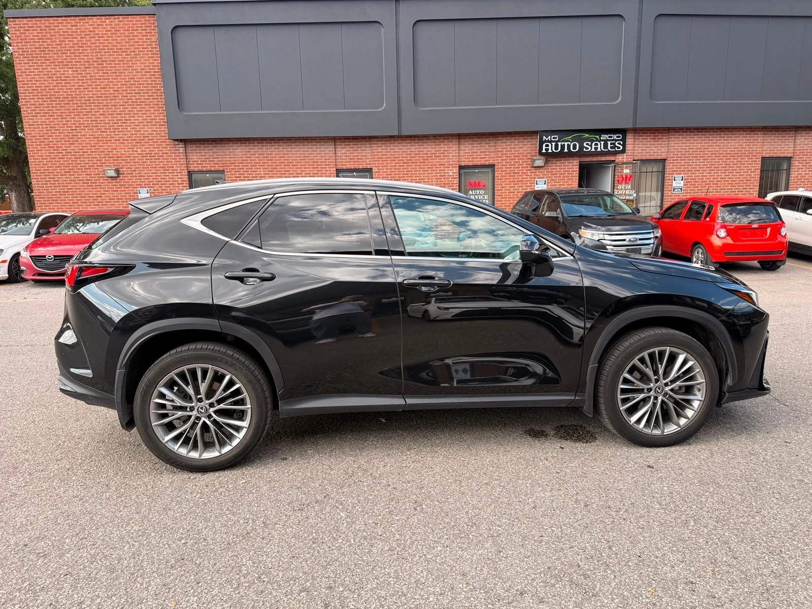 Lexus NX 350h * AWD * ОБДУХВАНЕ * ЧЕРВЕН САЛОН * CARFAX * , снимка 3 - Автомобили и джипове - 56056459