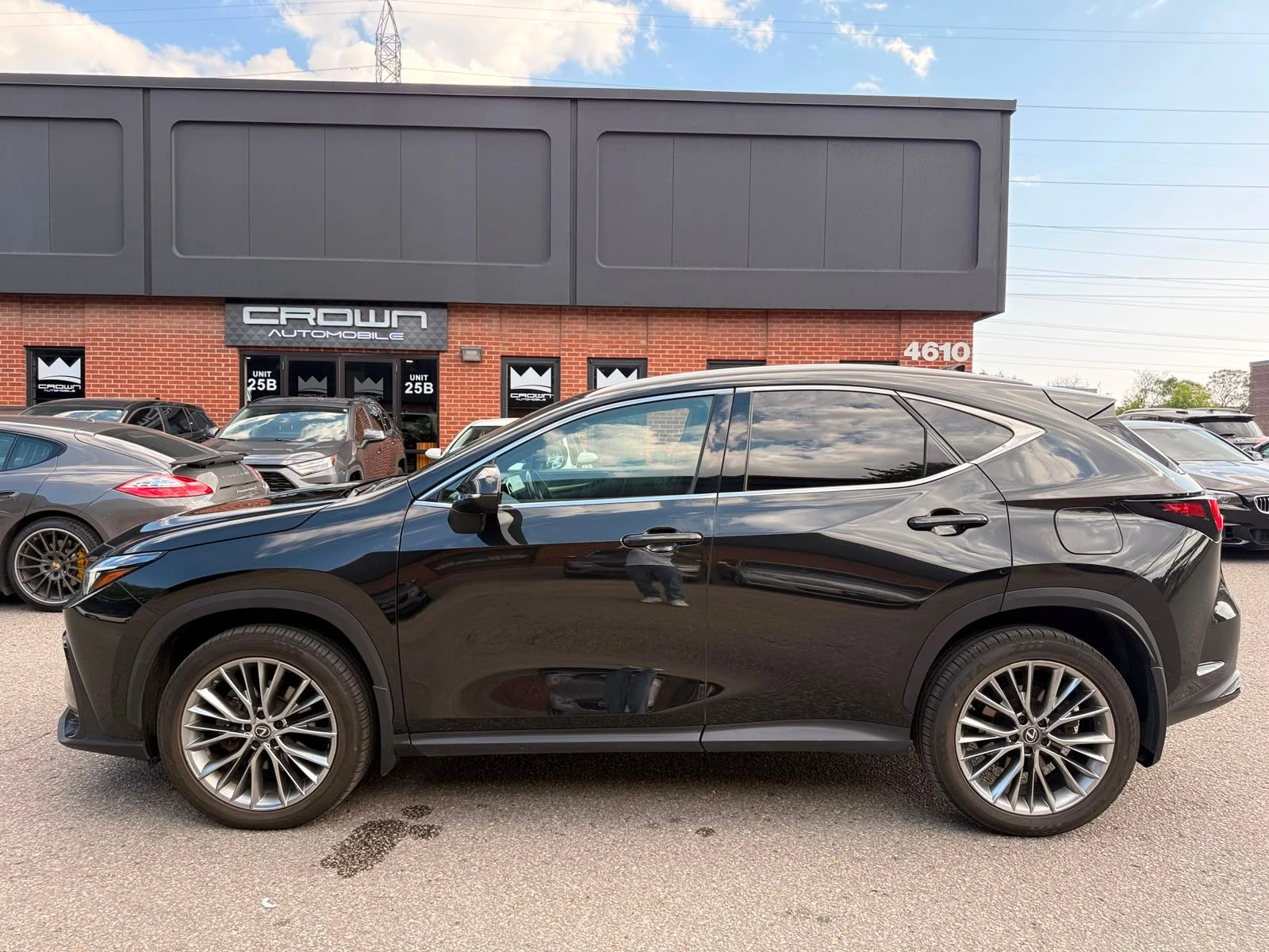 Lexus NX 350h * AWD * ОБДУХВАНЕ * ЧЕРВЕН САЛОН * CARFAX * , снимка 2 - Автомобили и джипове - 56056459