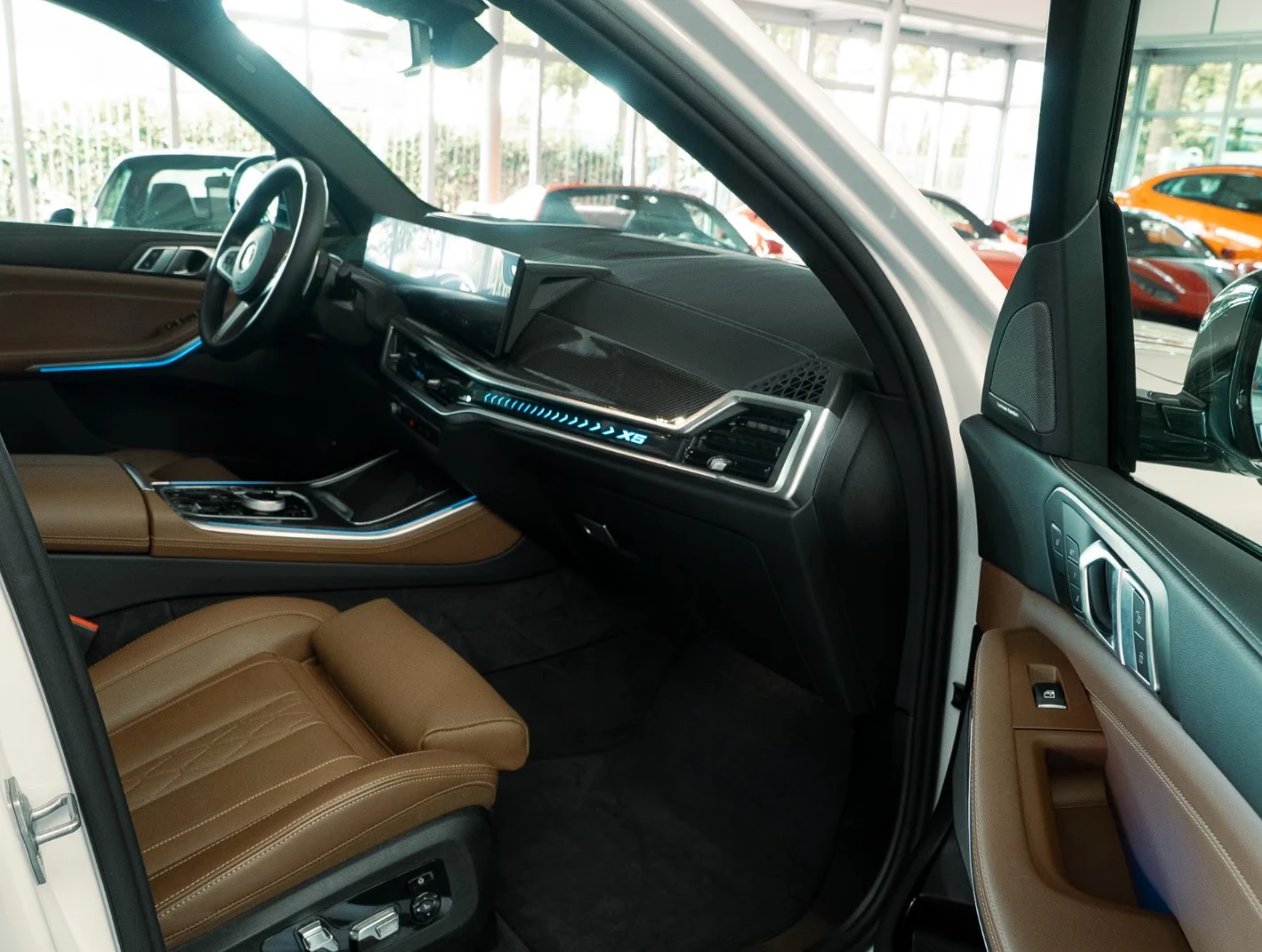 BMW X5 50e* M-SPORT PRO* SKY* 360* CARBON* H/K* ВЕНТИЛАЦИ, снимка 14 - Автомобили и джипове - 56175576