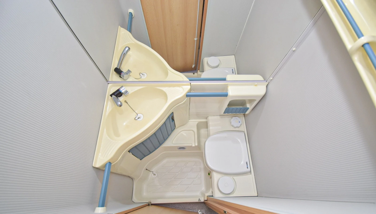 �������� Knaus As Good As Gold 440/ ������� | Mobile.bg � ����������� 17