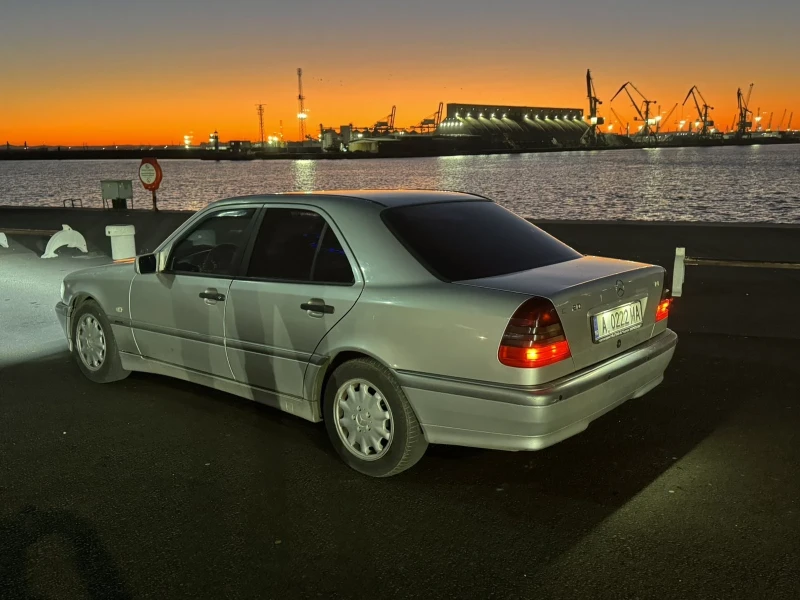 Mercedes-Benz C 220, снимка 4 - Автомобили и джипове - 53283777
