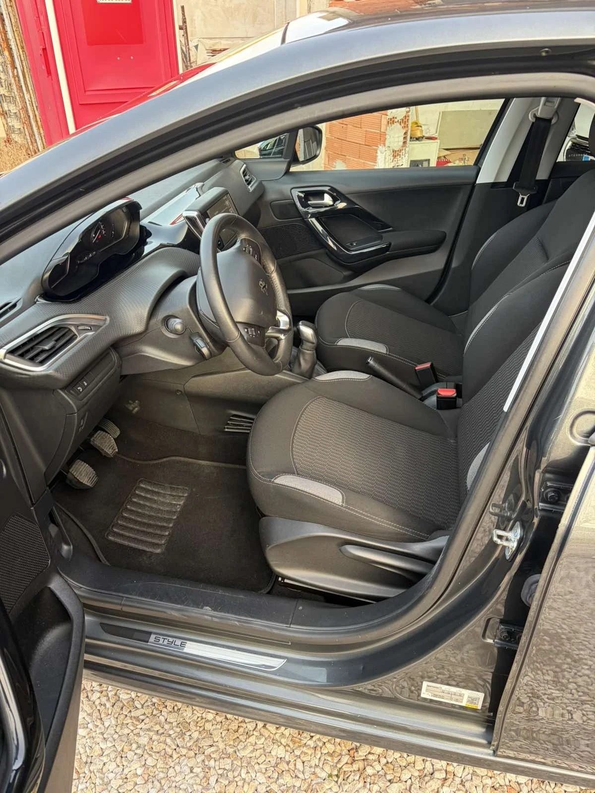 Peugeot 208 1.2/82к/EURO6/ПЕРФЕКТНО СЪСТОЯНИЕ! - изображение 5