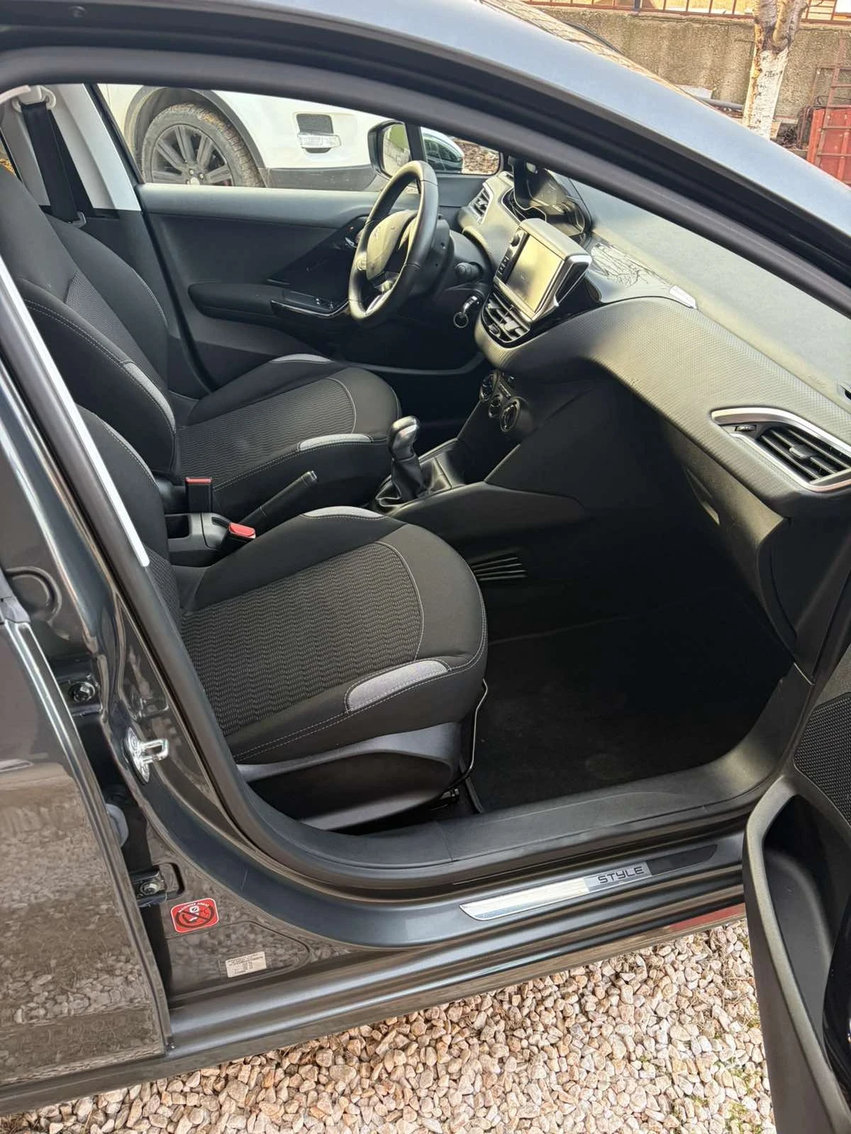 Peugeot 208 1.2/82к/EURO6/ПЕРФЕКТНО СЪСТОЯНИЕ! - изображение 6