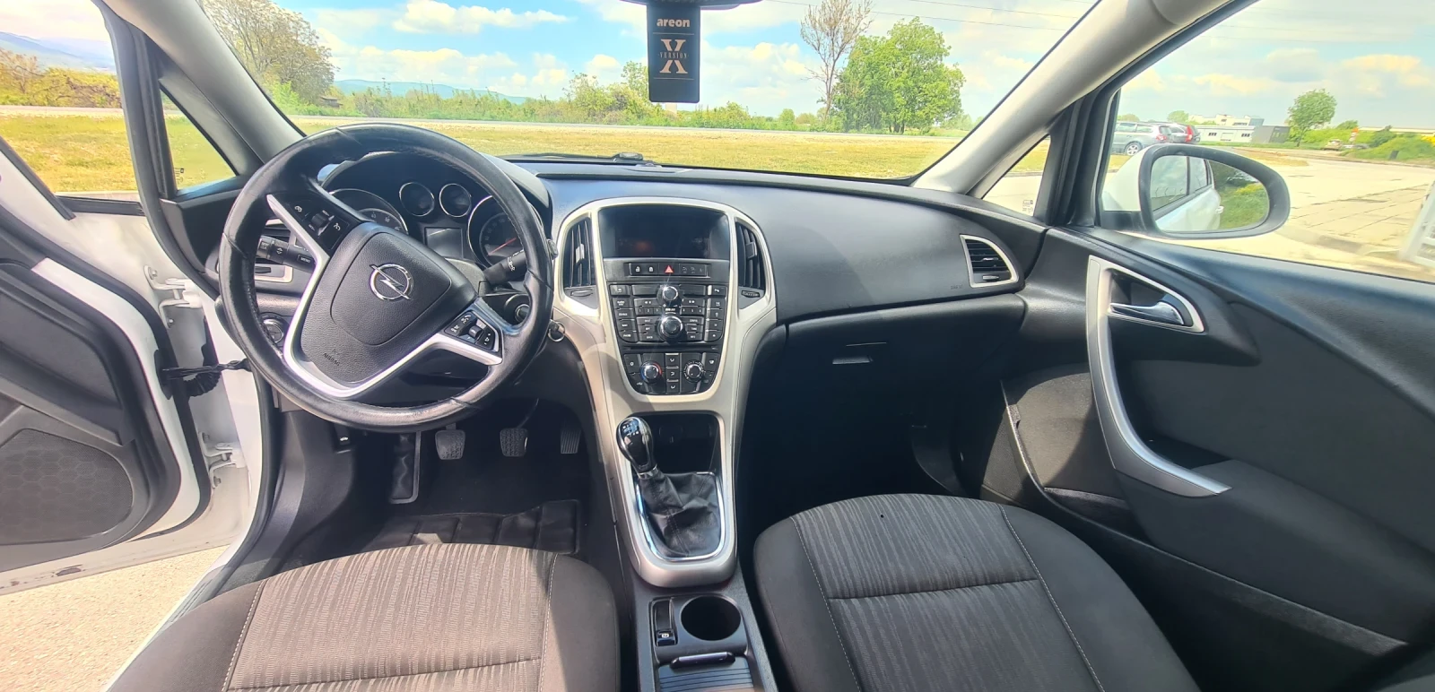 Opel Astra 1.4 Turbo, снимка 10 - Автомобили и джипове - 54397826
