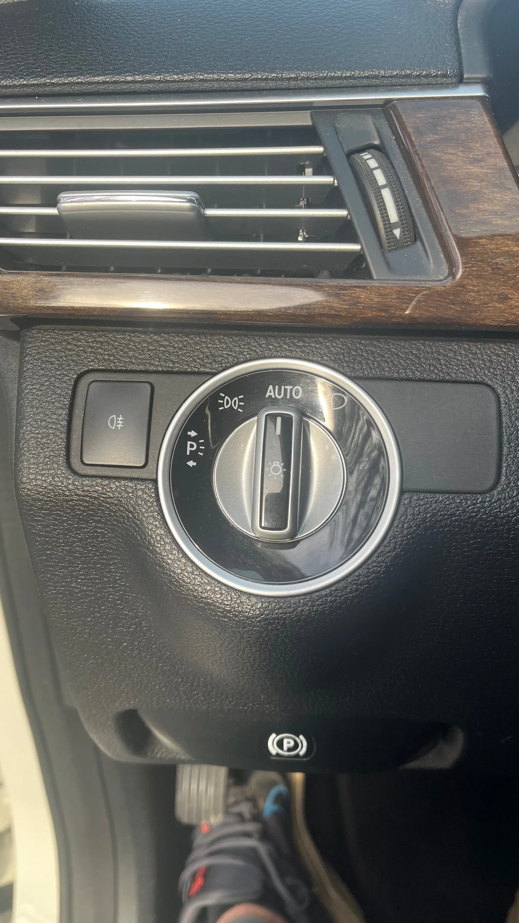 Mercedes-Benz E 220, снимка 2 - Автомобили и джипове - 54599161