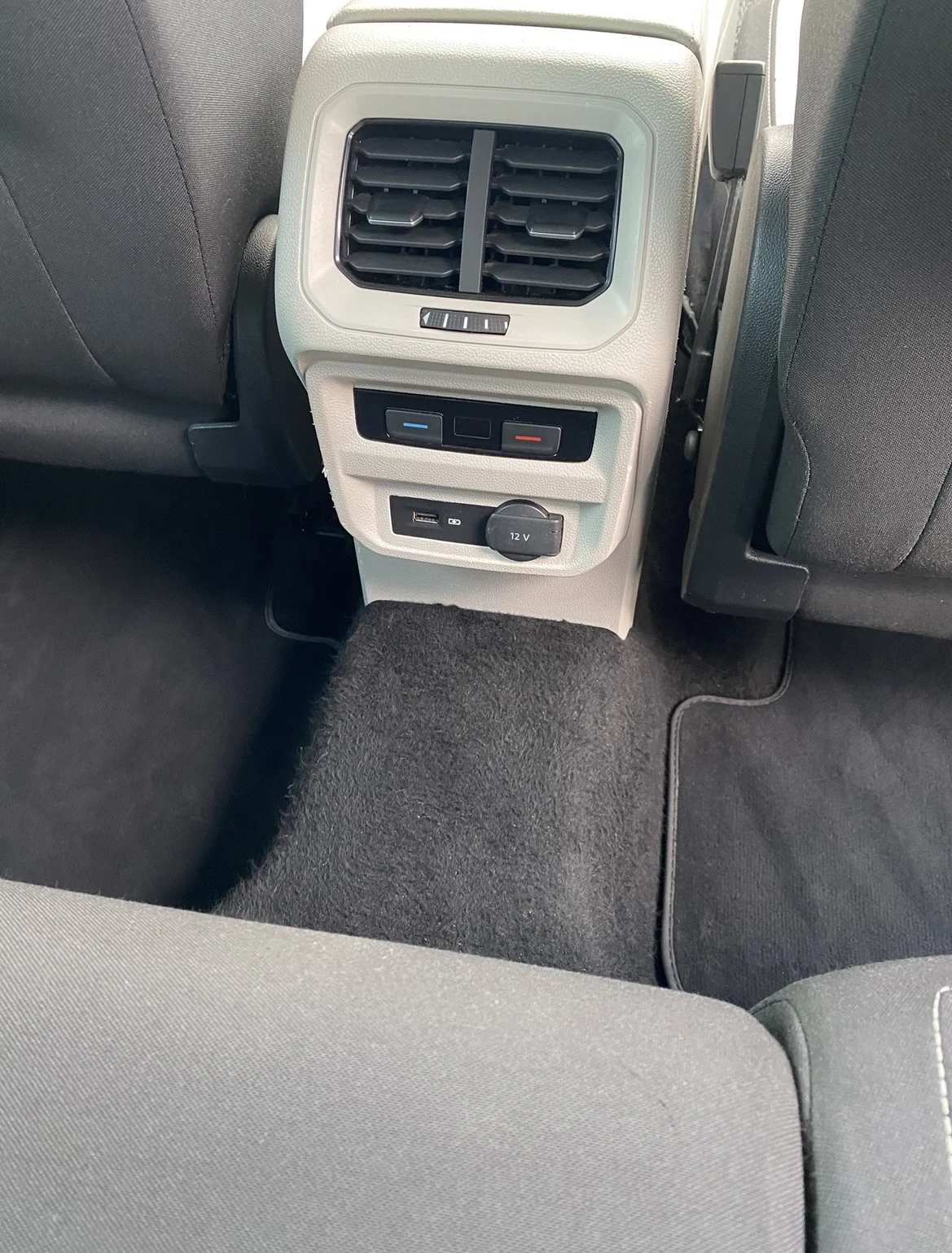 VW Tiguan Обслужен на 100%, снимка 11 - Автомобили и джипове - 56730219