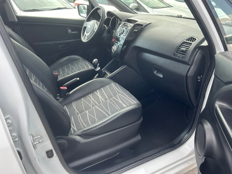 Kia Venga 1.6i, снимка 8 - Автомобили и джипове - 46638394