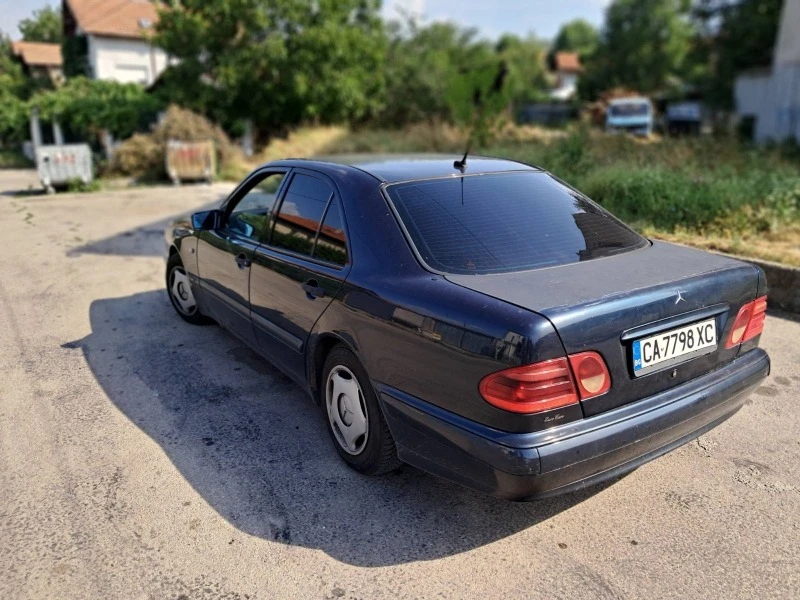 Mercedes-Benz E 200, снимка 3 - Автомобили и джипове - 47402917