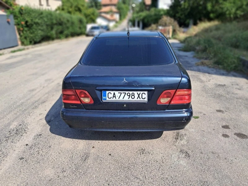 Mercedes-Benz E 200, снимка 4 - Автомобили и джипове - 47402917