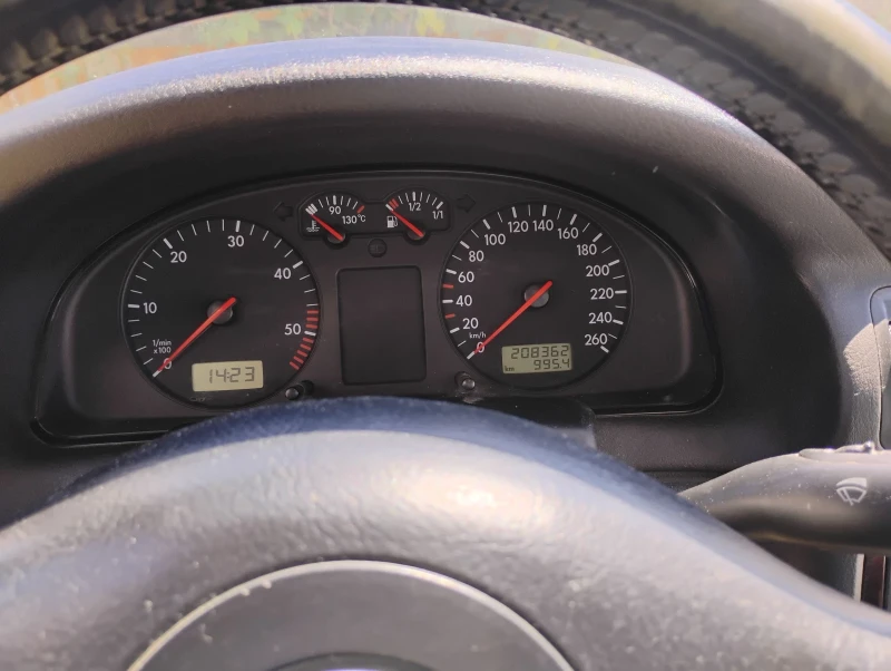 VW Passat 1.9 TDI, снимка 5 - Автомобили и джипове - 52440502