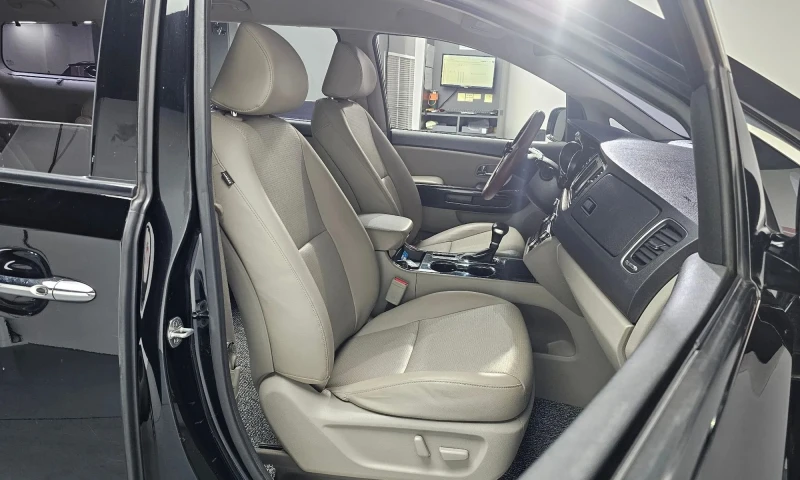 Kia Carnival 9-Seater Prestige, снимка 9 - Автомобили и джипове - 53073611
