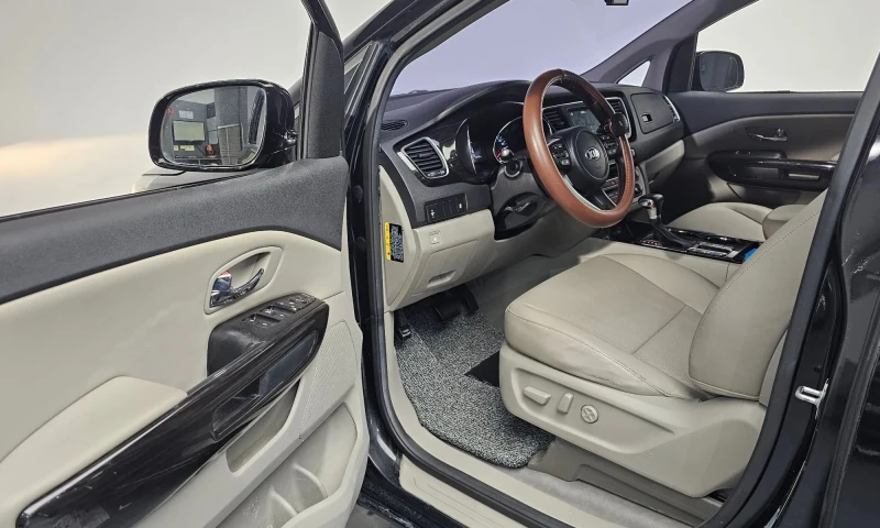 Kia Carnival 9-Seater Prestige, снимка 10 - Автомобили и джипове - 53073611