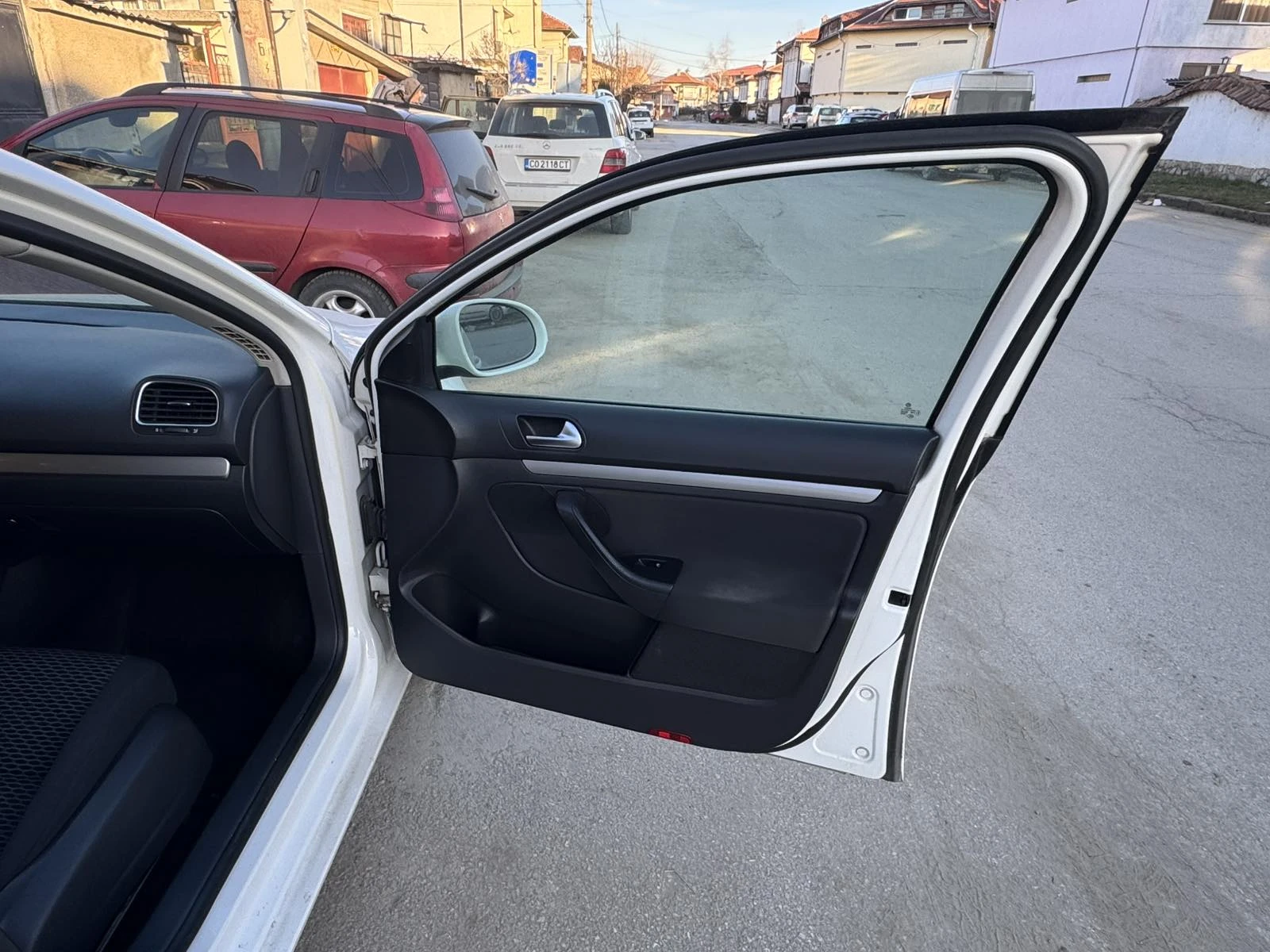 VW Golf 1.6 tdi, снимка 6 - Автомобили и джипове - 53884899