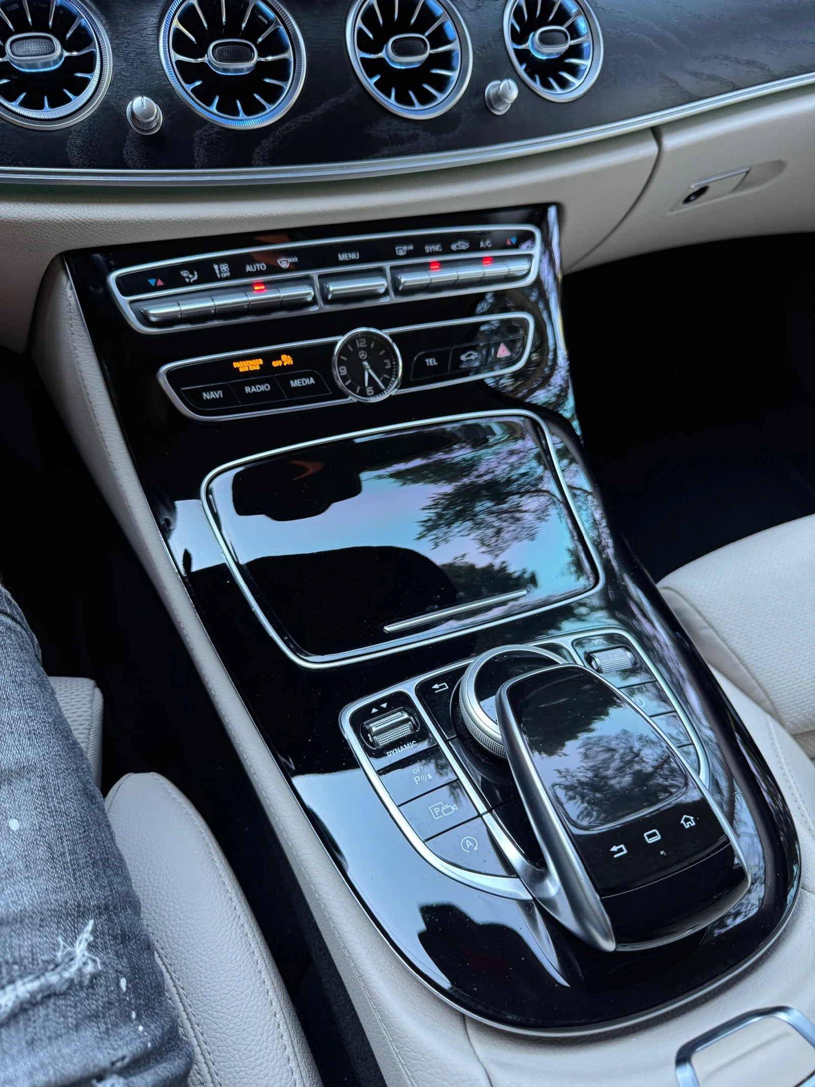 Mercedes-Benz E 220 AMG Line, снимка 16 - Автомобили и джипове - 55092878