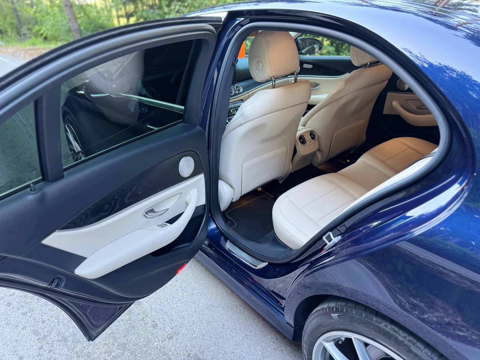 Mercedes-Benz E 220 AMG Line, снимка 11 - Автомобили и джипове - 55092878