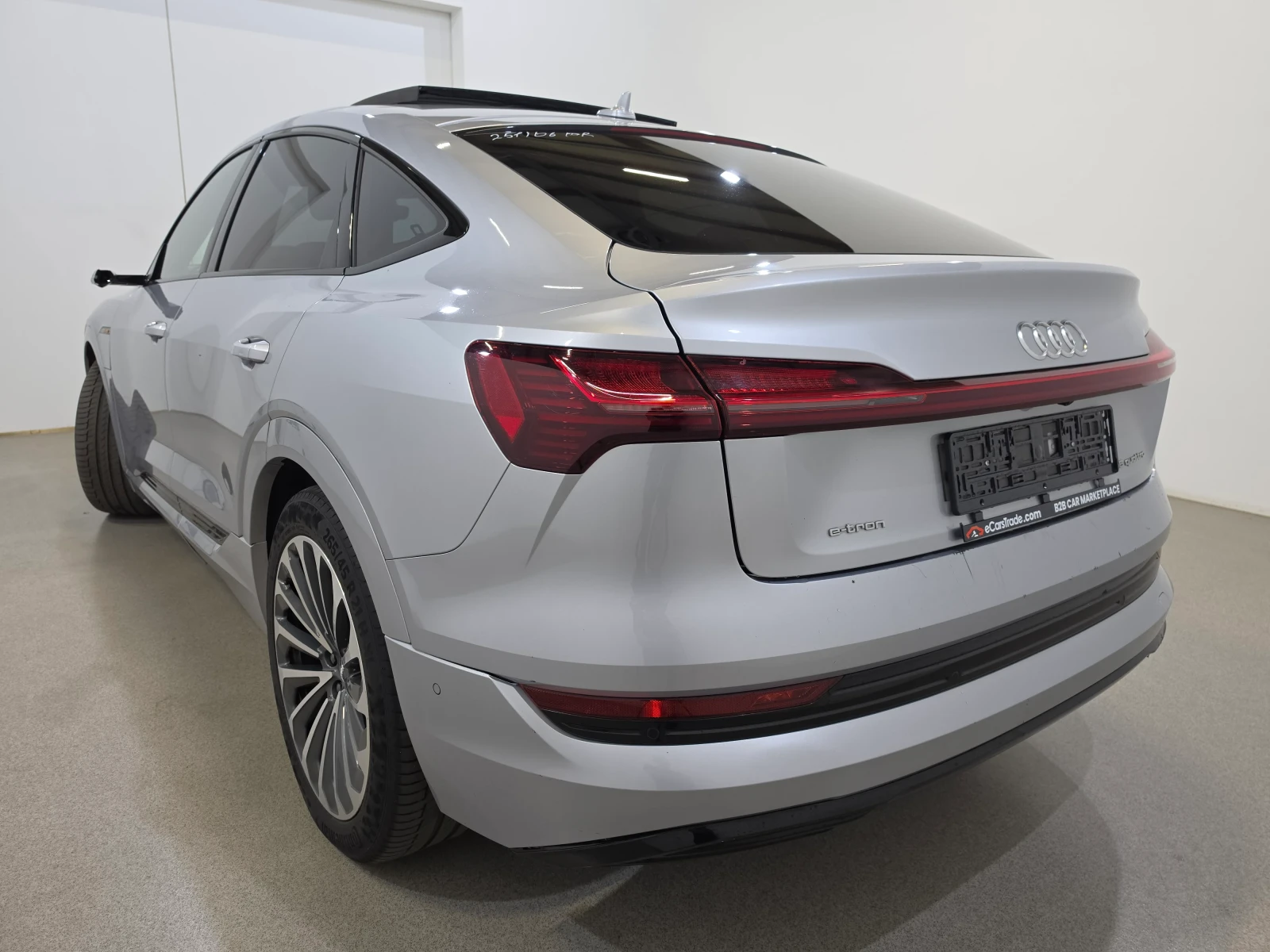 Audi E-Tron 55 Sportback Pano LED-Matrix Virtual Head-up, снимка 2 - Автомобили и джипове - 55349203