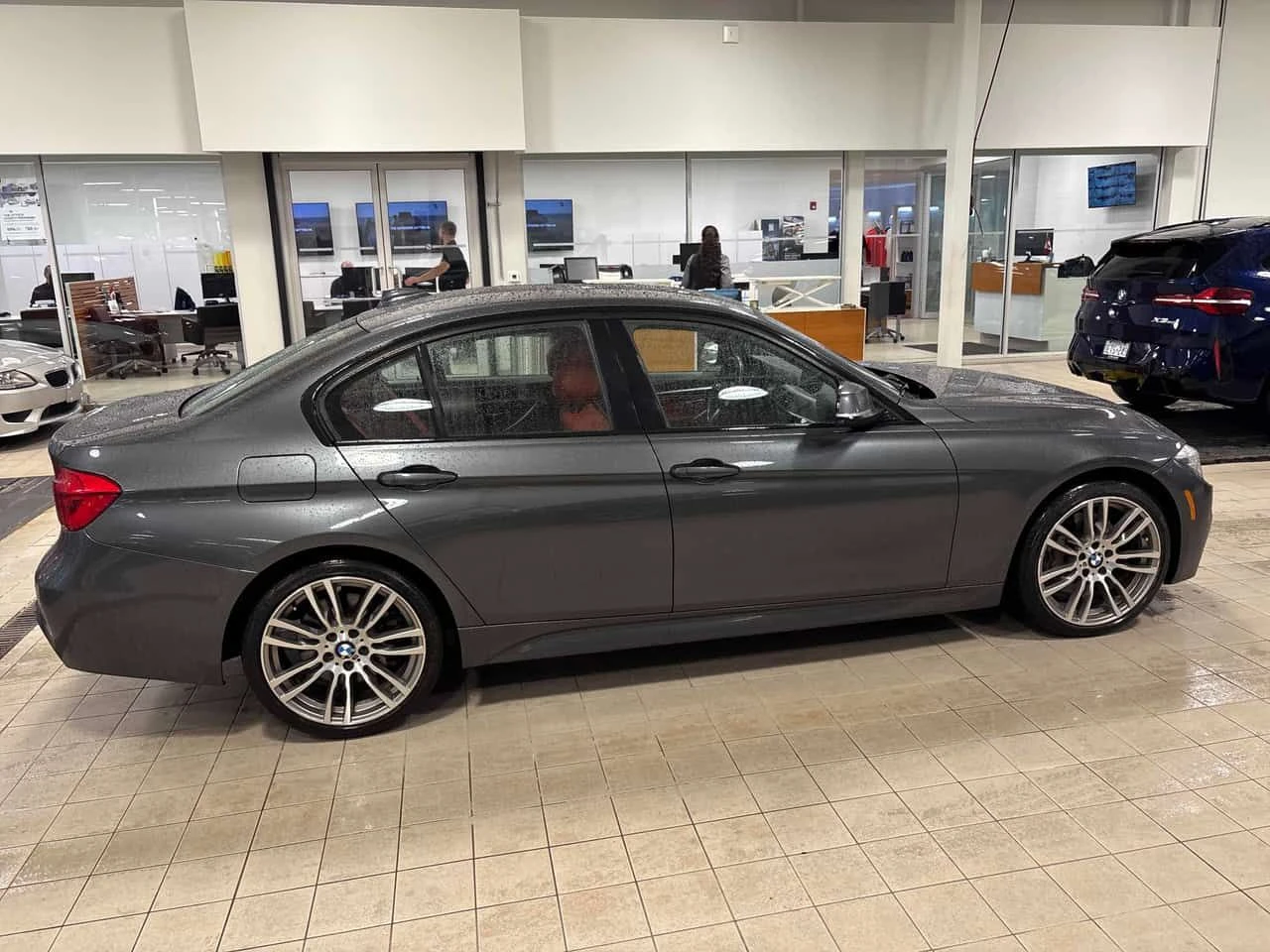 BMW 330  330i xDrive / M-PACK / RED INT / АВТОКРЕДИТ , снимка 4 - Автомобили и джипове - 55429234