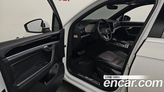 VW Touareg 3.0TDI R-Line| 360| HEAD UP| PANO| ПАМЕТ| ОБДУХ, снимка 4 - Автомобили и джипове - 55903096