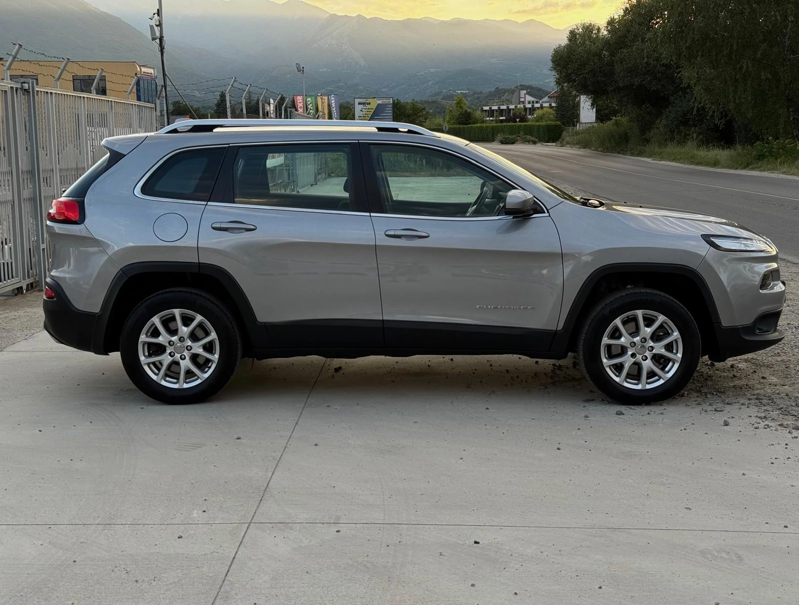 Jeep Cherokee 2.2 Multijet 4WD Навигация/Автомат/Собствен лизинг - изображение 3