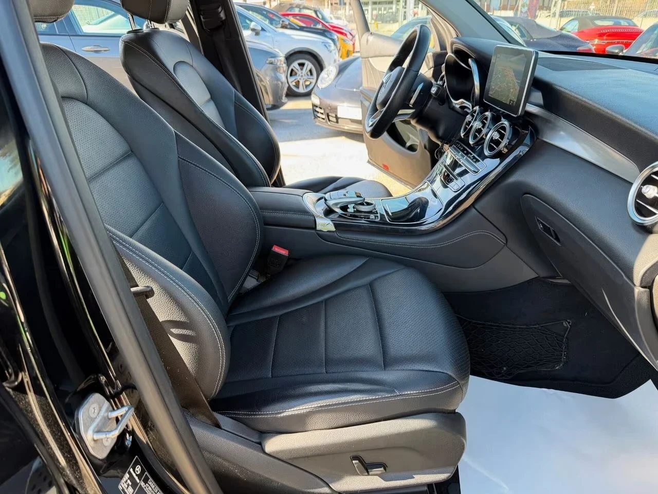 Mercedes-Benz GLC 250 AMG / COUPE / 4 MATIC /FULL LED / ПАНОРМА / КАМЕРА, снимка 11 - Автомобили и джипове - 53896137