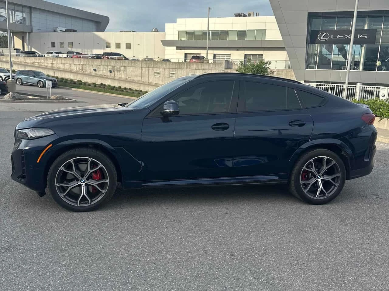 BMW X6 * xDrive40i * ДИСТРОНИК * ВЪЗДУШНО ОКАЧВАНЕ * 360 , снимка 3 - Автомобили и джипове - 54635560