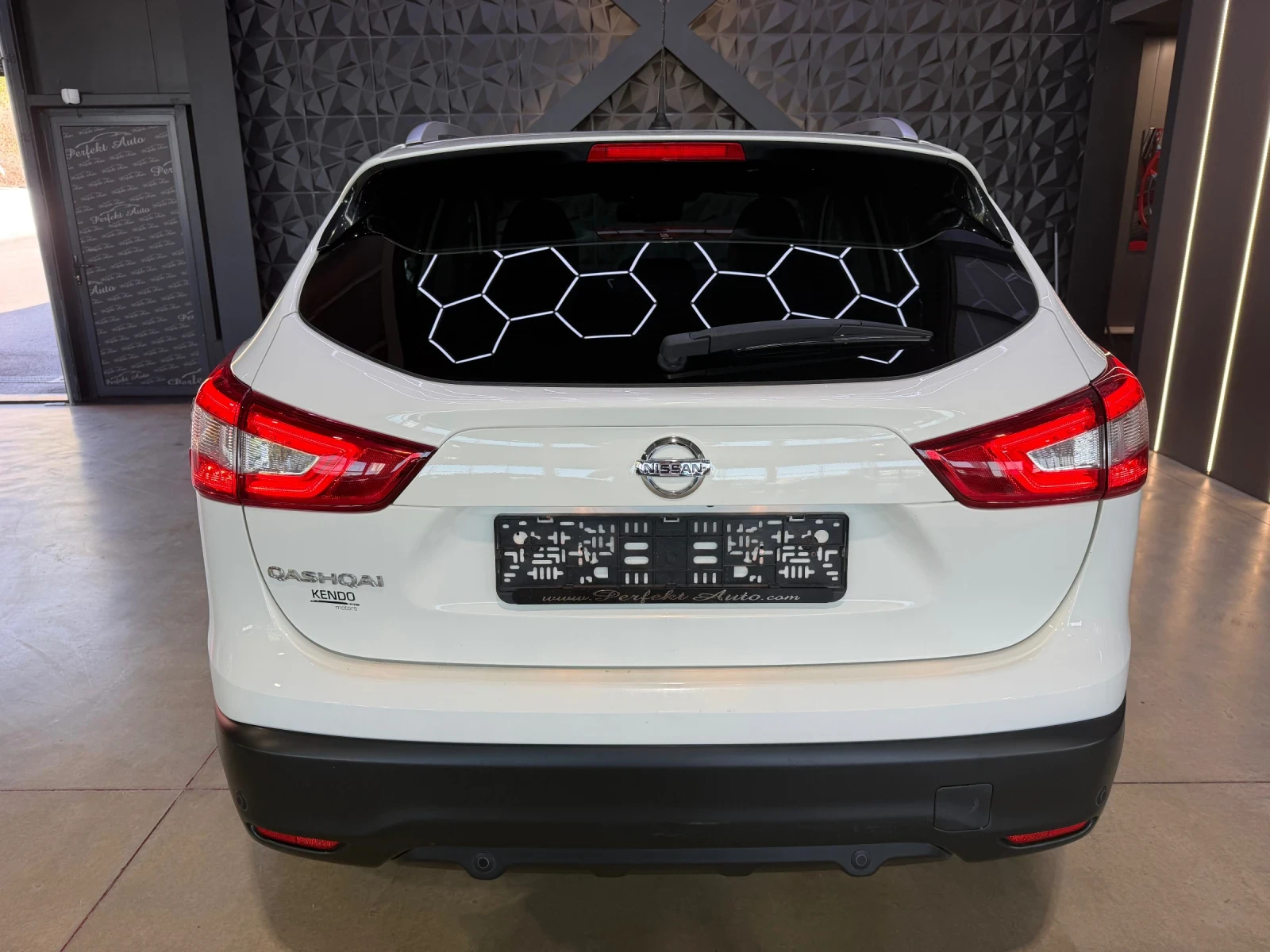 Nissan Qashqai 1.6 DCI * ПАНОРАМА * 360 Камера * , снимка 4 - Автомобили и джипове - 56111589