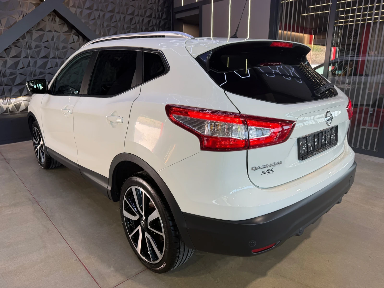 Nissan Qashqai 1.6 DCI * ПАНОРАМА * 360 Камера * , снимка 3 - Автомобили и джипове - 56111589