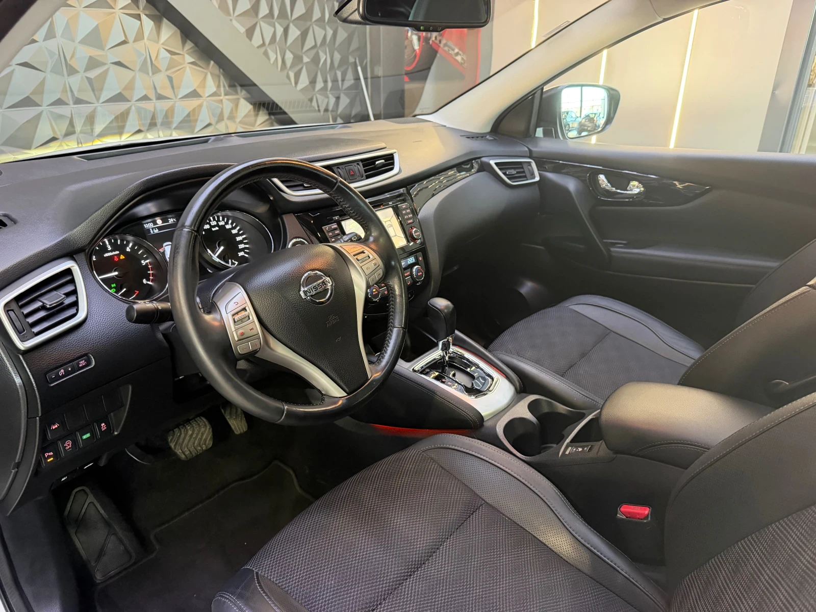 Nissan Qashqai 1.6 DCI * ПАНОРАМА * 360 Камера * , снимка 7 - Автомобили и джипове - 56111589