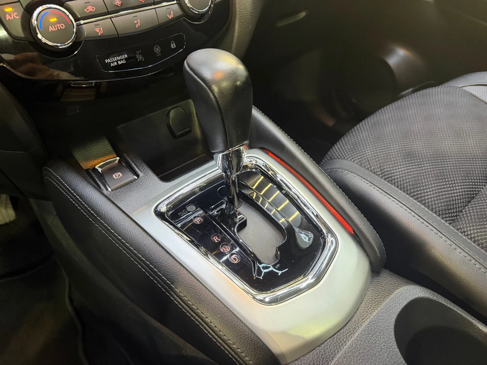 Nissan Qashqai 1.6 DCI * ПАНОРАМА * 360 Камера * , снимка 8 - Автомобили и джипове - 56111589