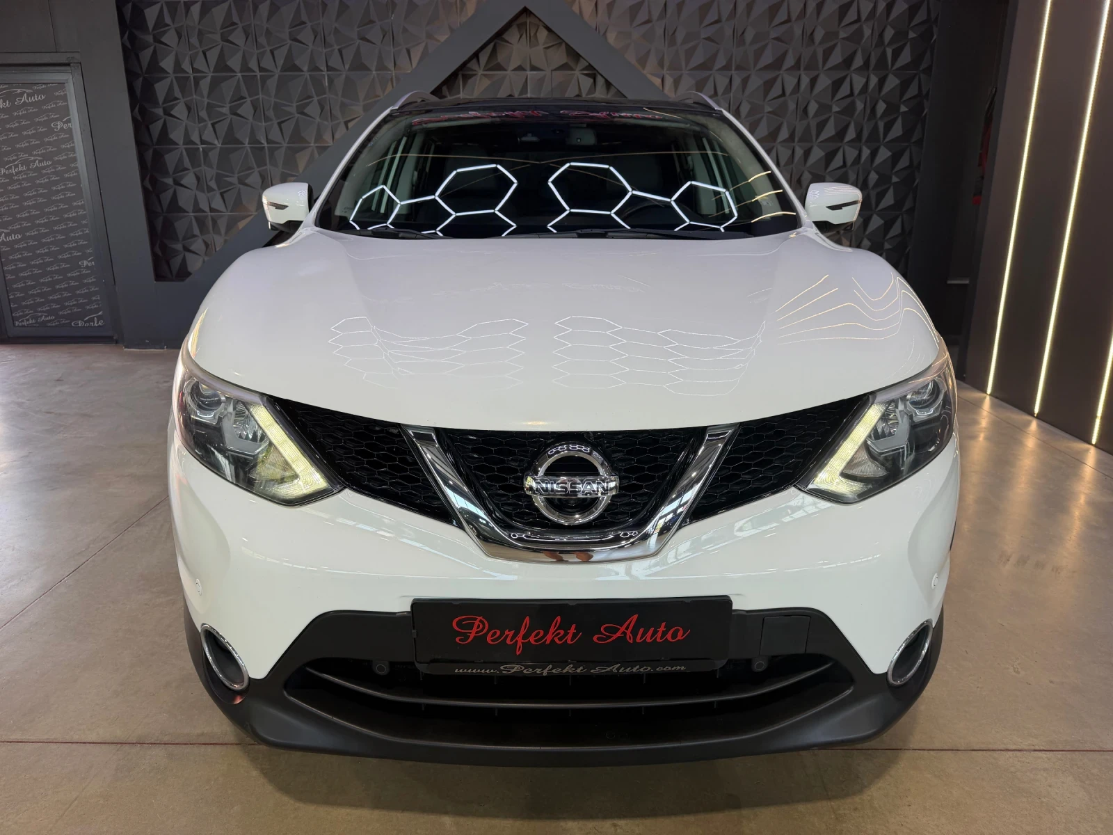 Nissan Qashqai 1.6 DCI * ПАНОРАМА * 360 Камера * , снимка 2 - Автомобили и джипове - 56111589