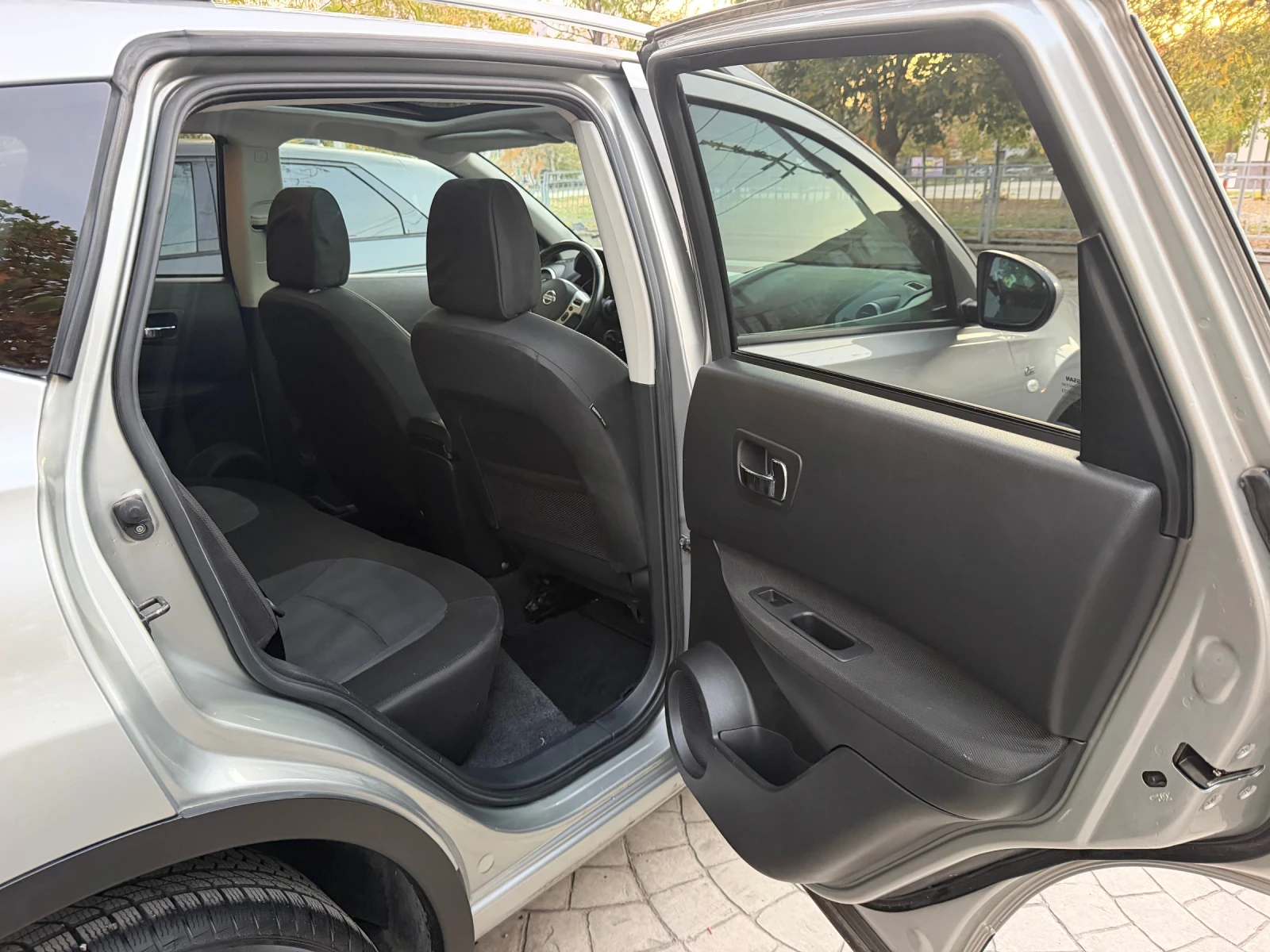 Nissan Qashqai 1.5 dcti, снимка 8 - Автомобили и джипове - 56647616