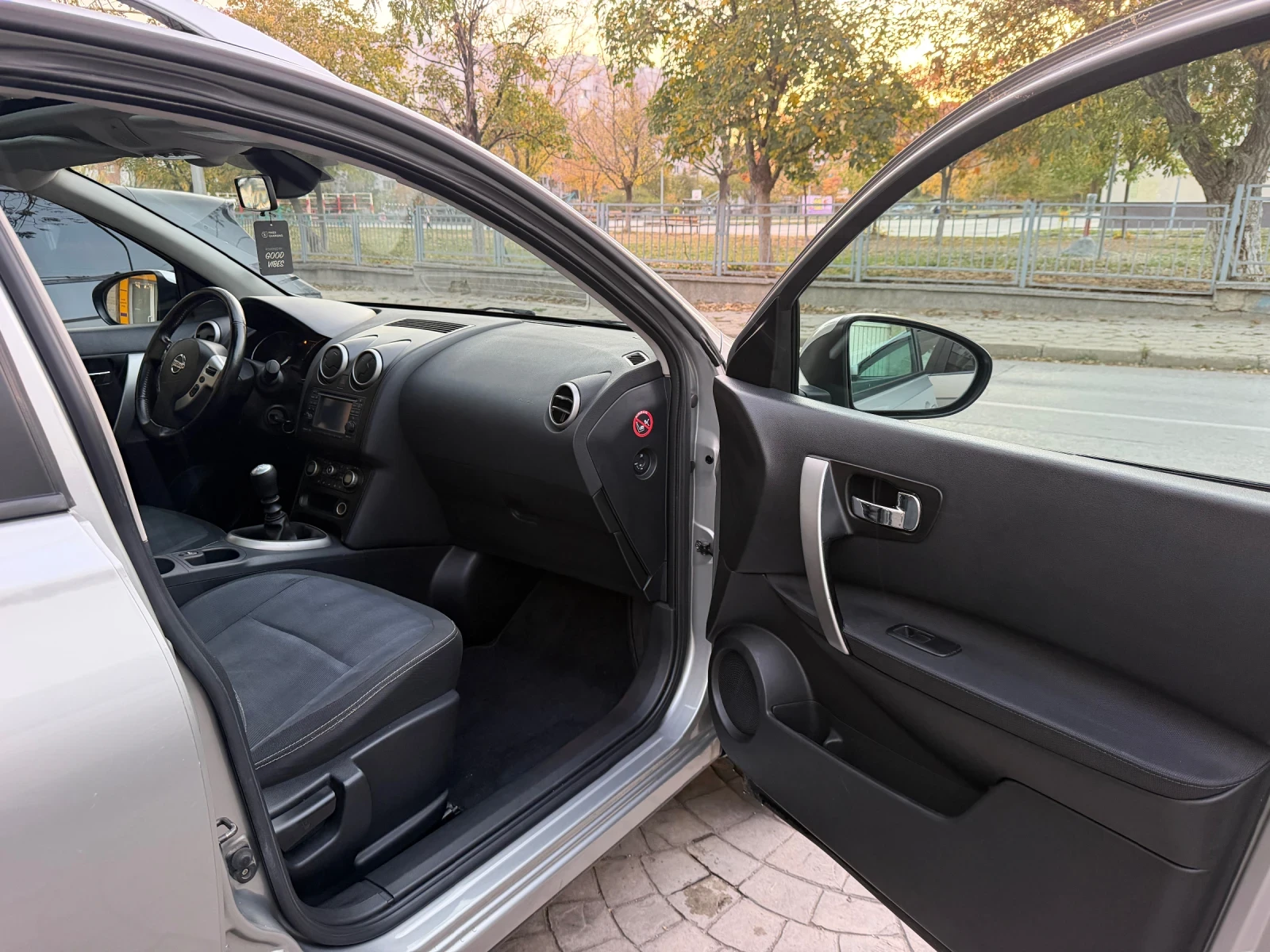 Nissan Qashqai 1.5 dcti, снимка 10 - Автомобили и джипове - 56647616