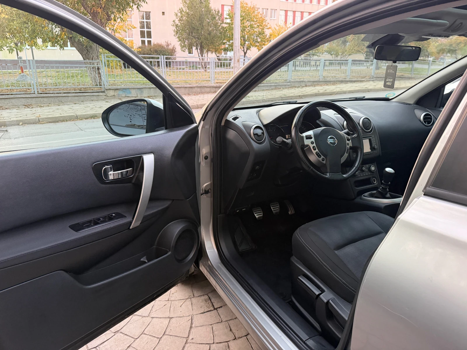 Nissan Qashqai 1.5 dcti, снимка 9 - Автомобили и джипове - 56647616