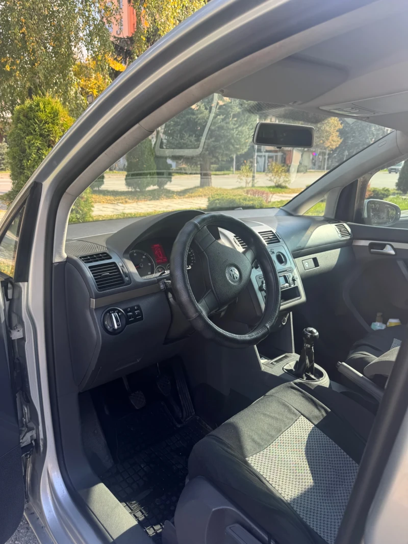 VW Touran, снимка 6 - Автомобили и джипове - 52407787