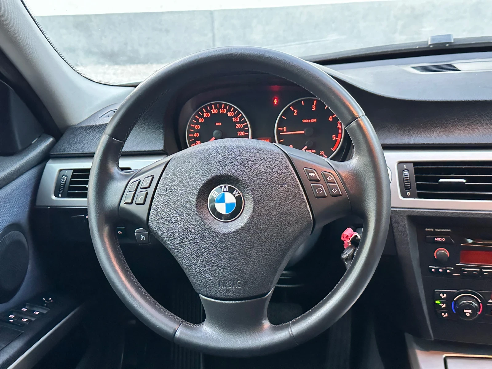BMW 320 АВТОМАТ / ПАРКТРОНИК - изображение 6