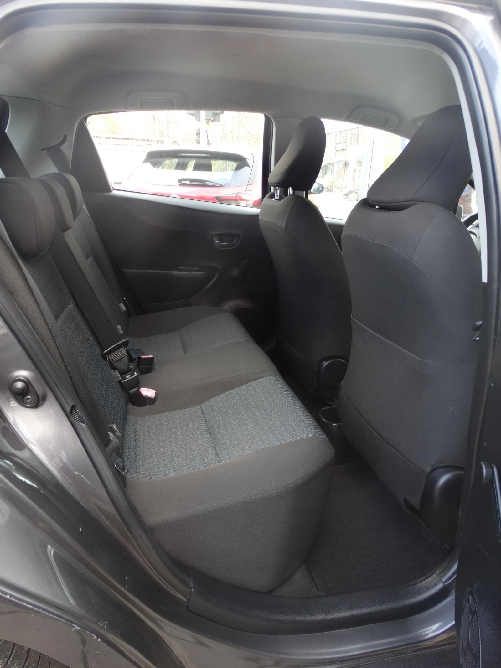 Toyota Yaris 1.0 - 69 к.с. - изображение 9