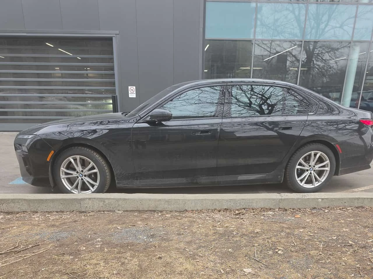 BMW i7 SKY LOUNGE| BOWERS & WILKINS| МАСАЖ| , снимка 2 - Автомобили и джипове - 54076555