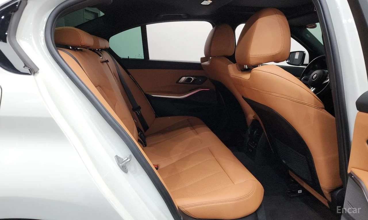 BMW 320 i* M-Sport* HARMAN KARDON* DISTRONIC* HEAD-UP* , снимка 13 - Автомобили и джипове - 54623118
