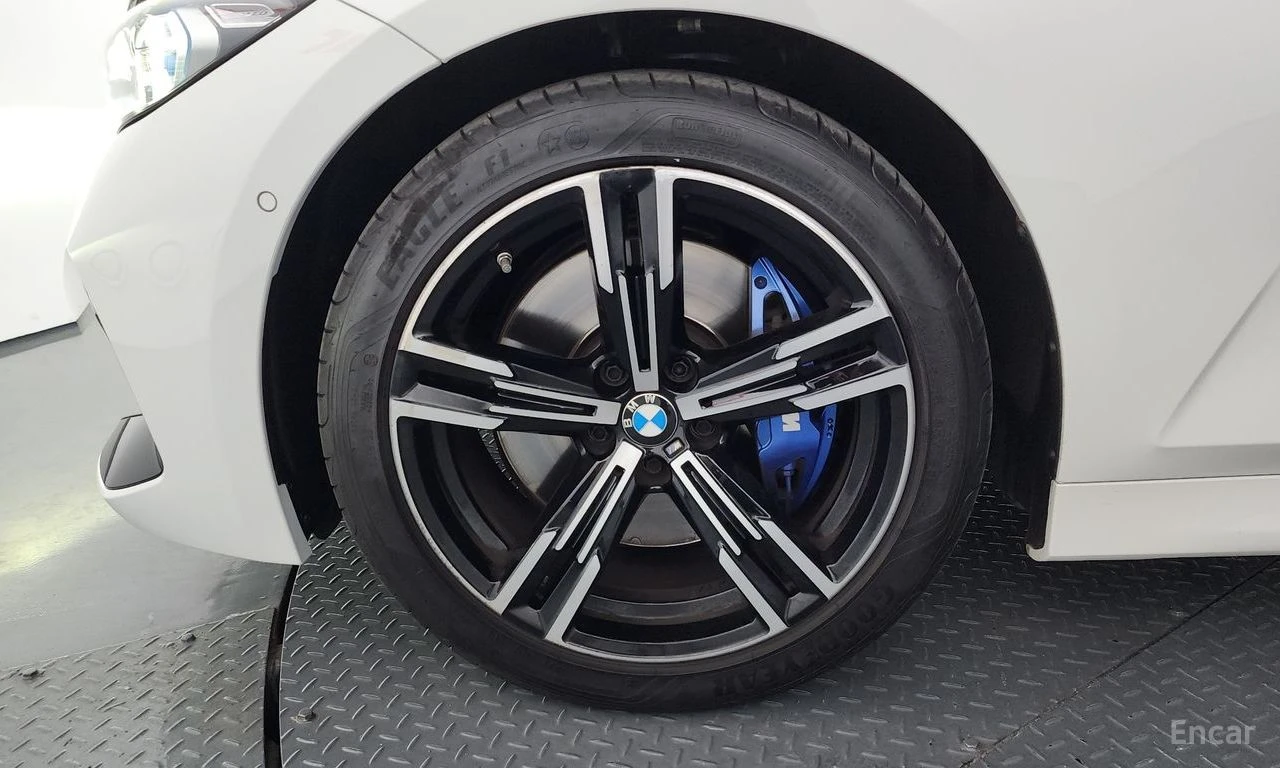 BMW 320 i* M-Sport* HARMAN KARDON* DISTRONIC* HEAD-UP* , снимка 5 - Автомобили и джипове - 54623118