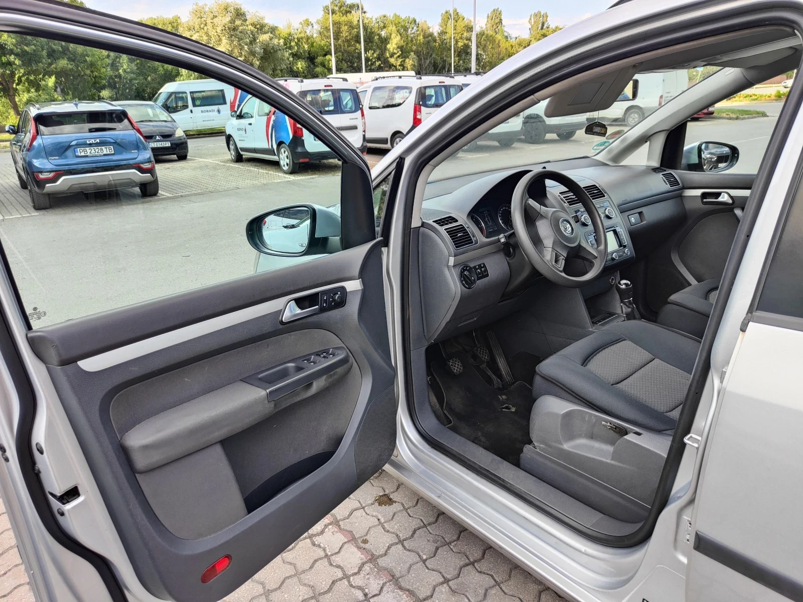 VW Touran 1.6ТДИ нов внос , снимка 13 - Автомобили и джипове - 55227057