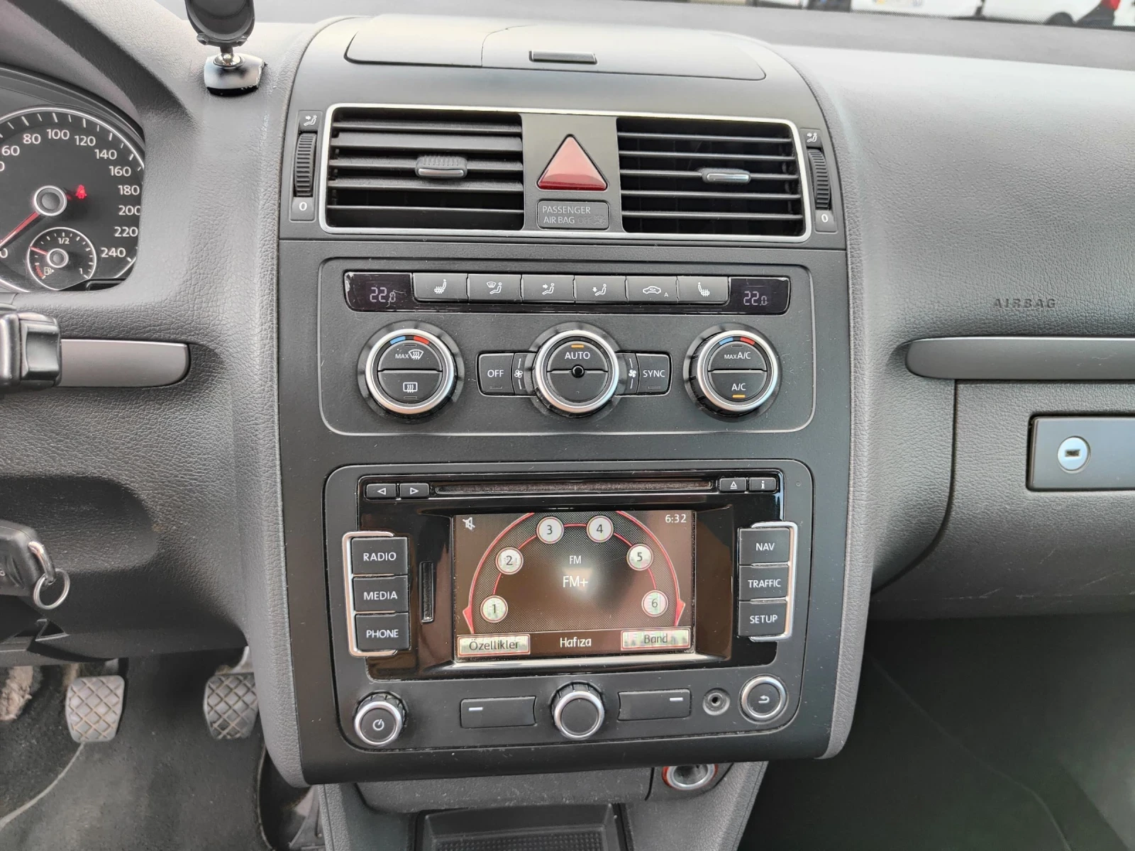 VW Touran 1.6ТДИ нов внос , снимка 10 - Автомобили и джипове - 55227057