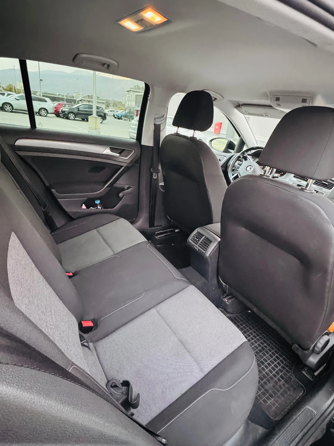 VW Golf 1.6 TDI, снимка 7 - Автомобили и джипове - 56552353
