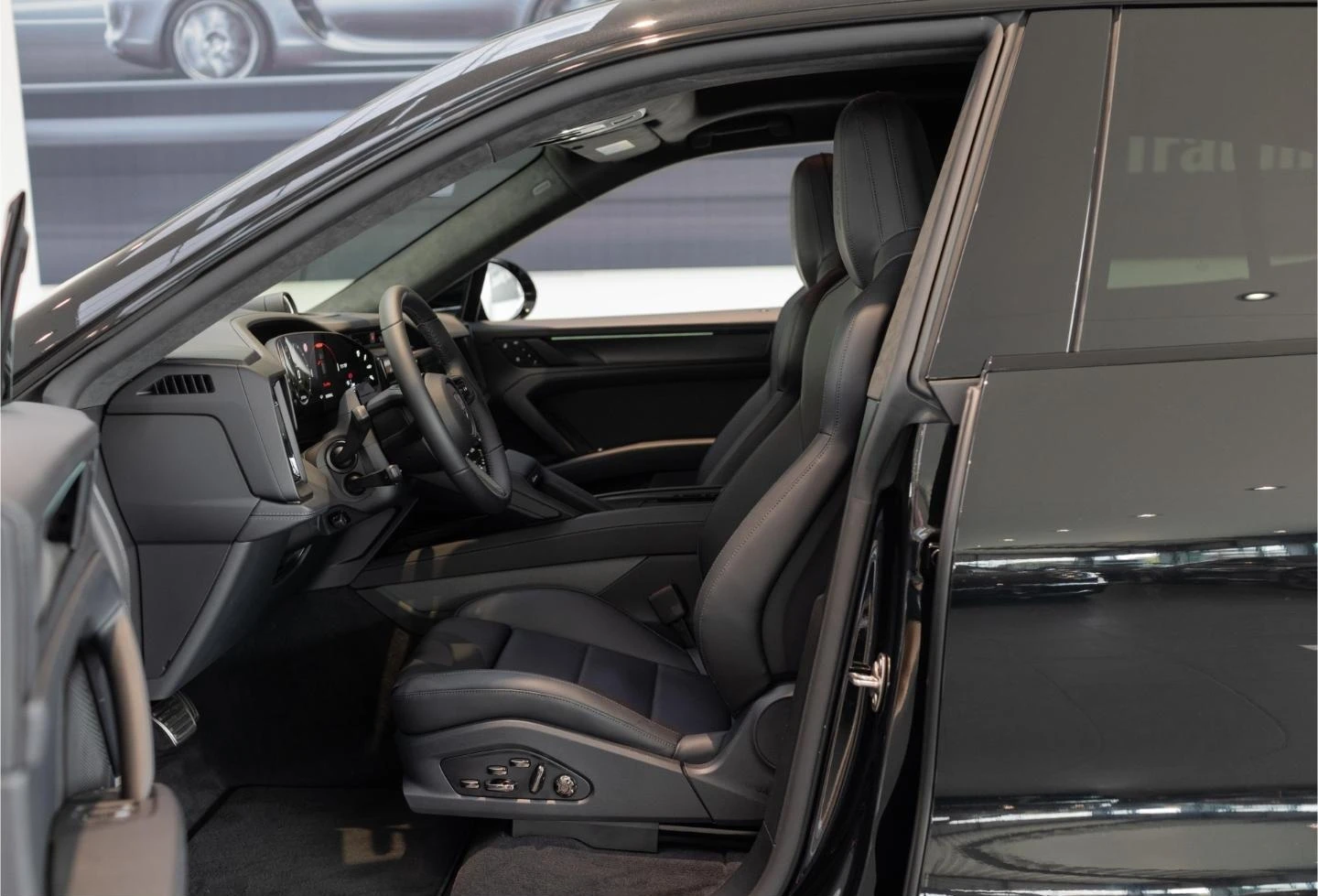 Porsche Cayenne TURBO* ELECTRIC* DISTR* 360 CAM* KEYLESS* BOSE* HU, снимка 7 - Автомобили и джипове - 55430729