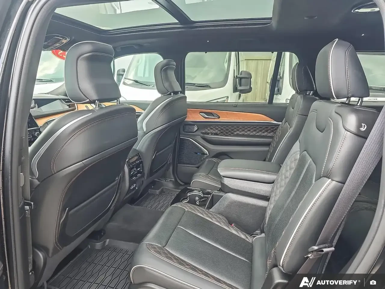 Jeep Grand cherokee Summit Reserve* МАСАЖ* 6места* V8 HEMI* FULL ЗА МО, снимка 10 - Автомобили и джипове - 55751759
