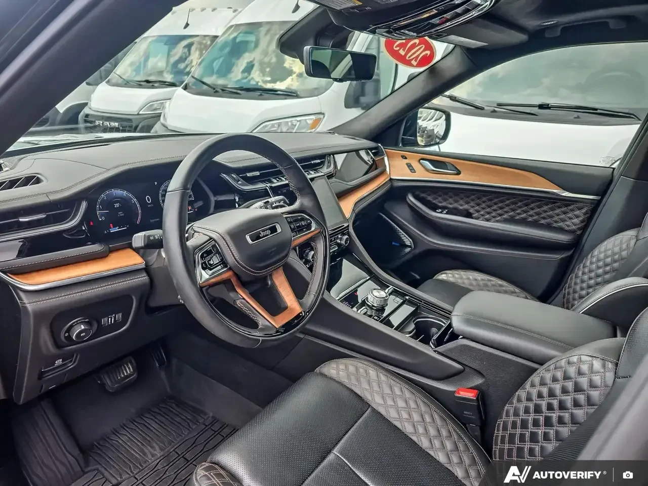 Jeep Grand cherokee Summit Reserve* МАСАЖ* 6места* V8 HEMI* FULL ЗА МО, снимка 16 - Автомобили и джипове - 55751759