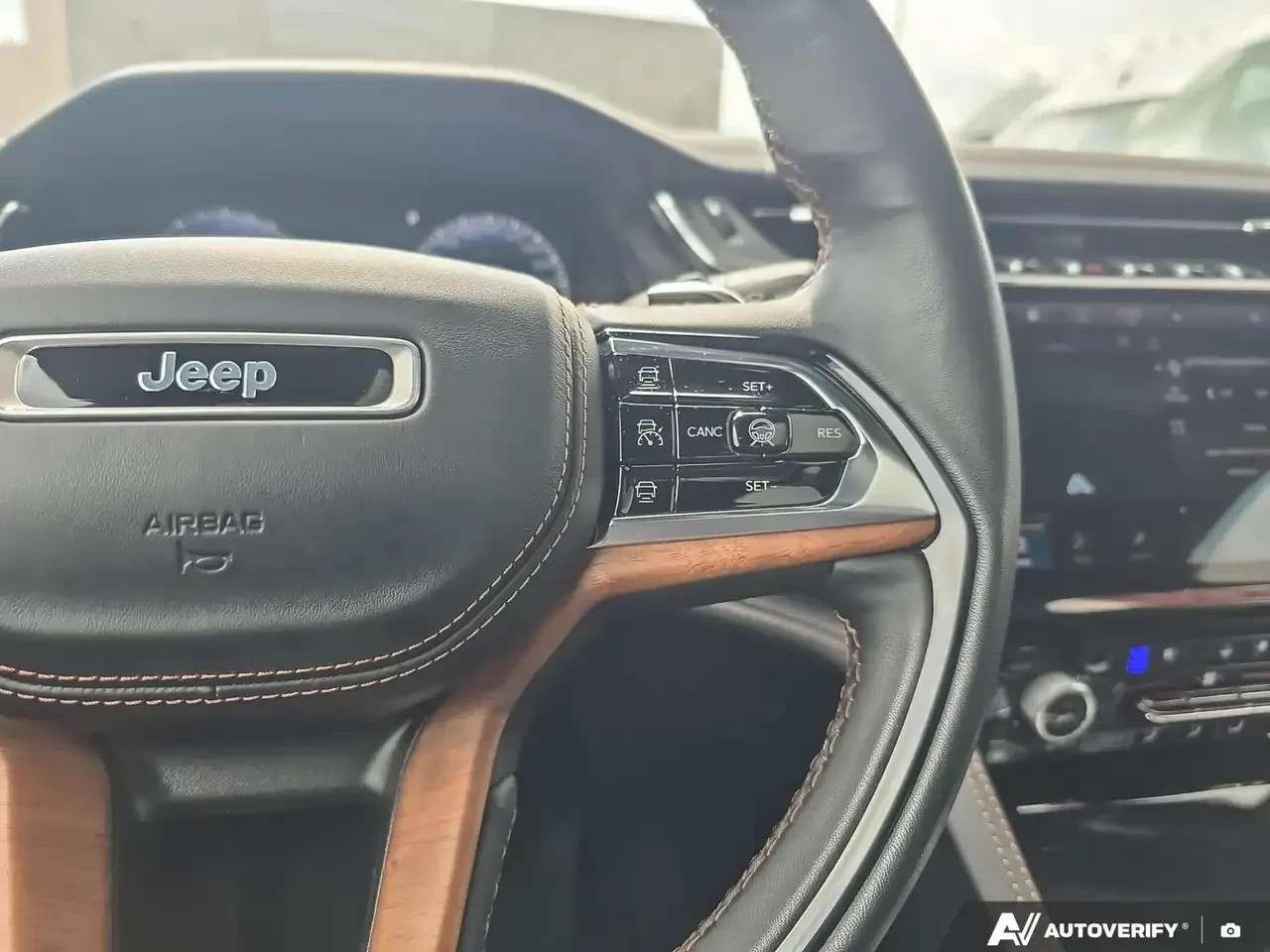 Jeep Grand cherokee Summit Reserve* МАСАЖ* 6места* V8 HEMI* FULL ЗА МО, снимка 14 - Автомобили и джипове - 55751759
