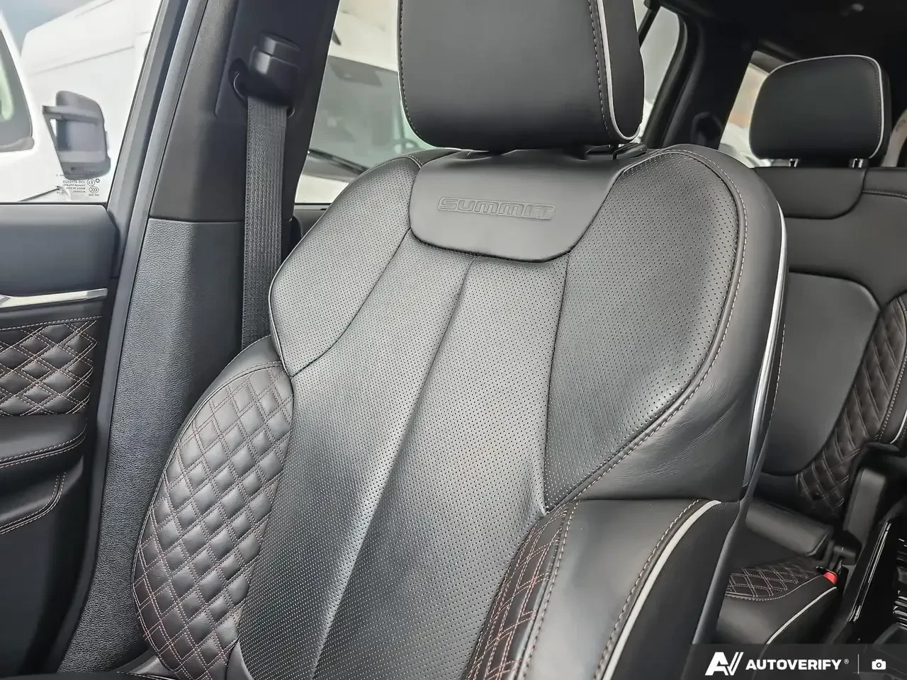 Jeep Grand cherokee Summit Reserve* МАСАЖ* 6места* V8 HEMI* FULL ЗА МО, снимка 15 - Автомобили и джипове - 55751759